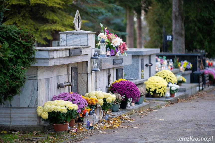 Wszystkich Świętych 2022. Mniej zniczy i kwiatów