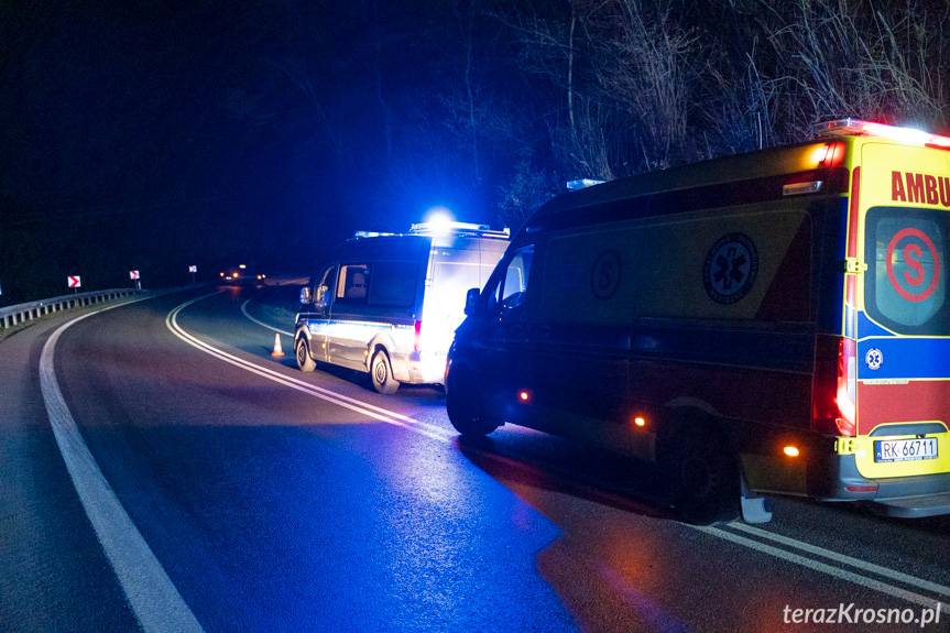 Tir w rowie, zablokowany jeden pas DK19 w Trzcianie