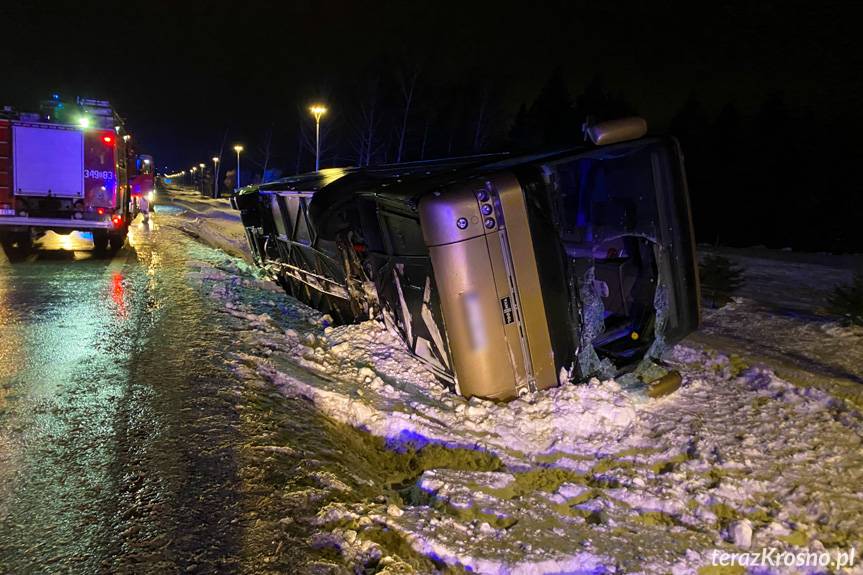 Silny wiatr zepchnął autobus do rowu