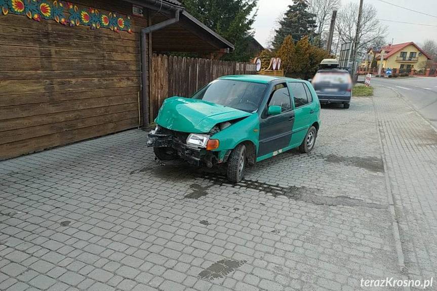 Rozbili auto na ogrodzeniu w Jedliczu