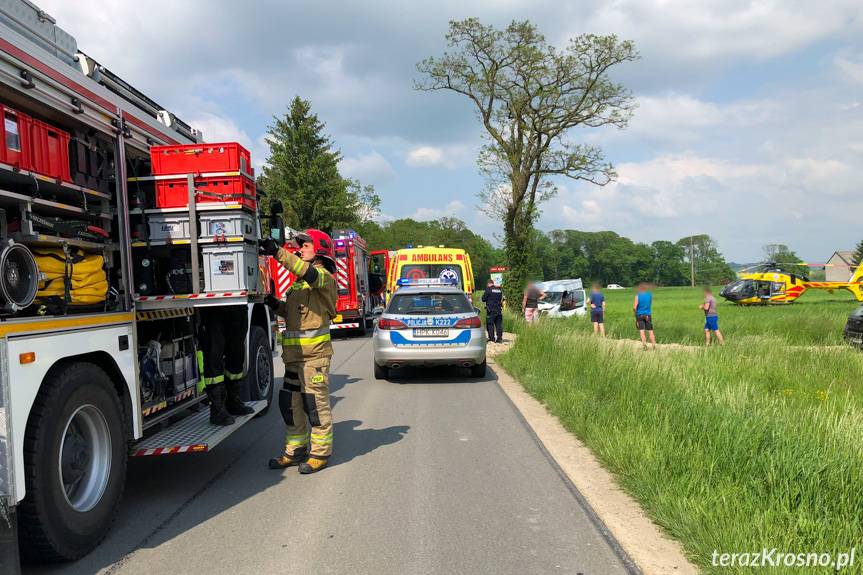 Wypadek w Bziance, uderzył busem w drzewo