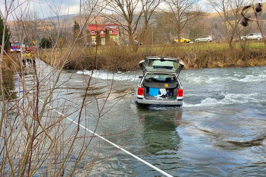 Rwąca rzeka porwała samochód z kierującą