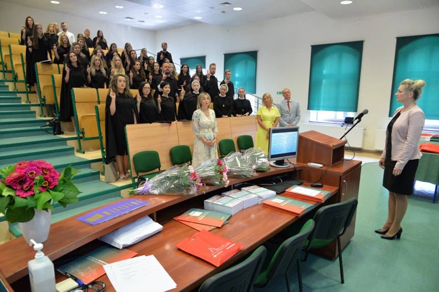 Czepkowanie w Krośnie. Absolwenci pielęgniarstwa otrzymali symbol zawodu i złożyli ślubowanie