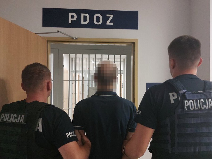 Kierowca Audi uciekał, a pasażer wyrzucał przez szybę narkotyki...