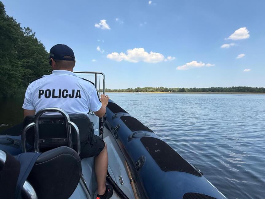 Mundurowi patrolują akwen i reagują na zagrożenia