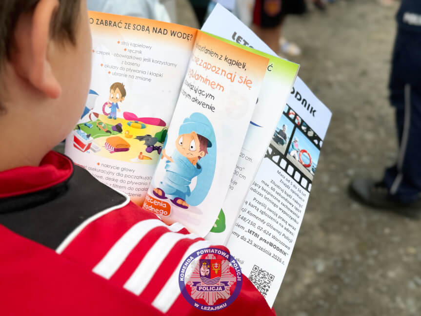 Policjanci nad wodą przypominali o bezpieczeństwie podczas wakacji