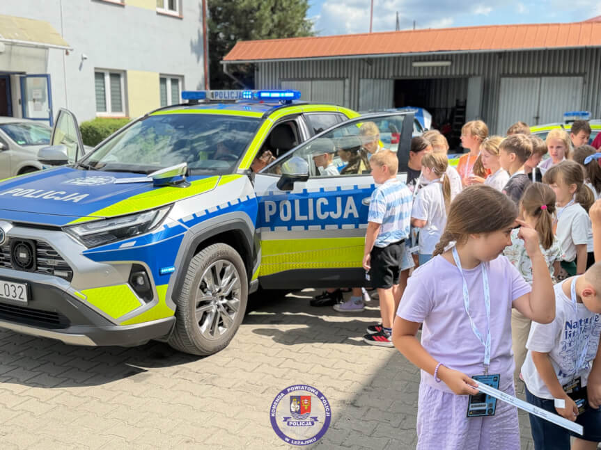 Policjanci rozmawiają z dziećmi o wakacyjnych zagrożeniach