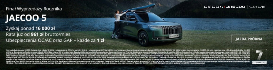 Baner reklamowy marki Omoda i Jaecoo (Glob Cars) prezentujący ofertę „Finał Wyprzedaży Rocznika” dla modelu Jaecoo 5. Na zdjęciu widoczny jest nowoczesny, zielony SUV zaparkowany nad brzegiem jeziora w górskim krajobrazie, a kobieta obok auta montuje kaja