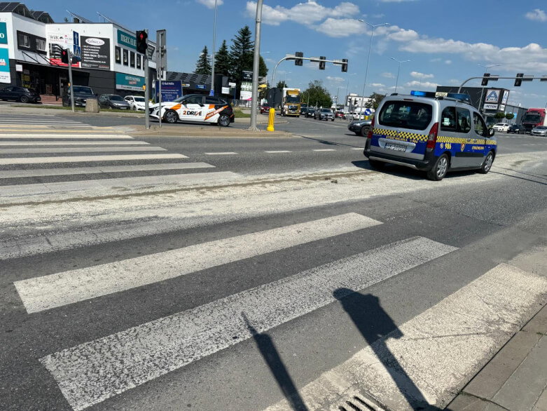 Rozlany beton na skrzyżowaniu