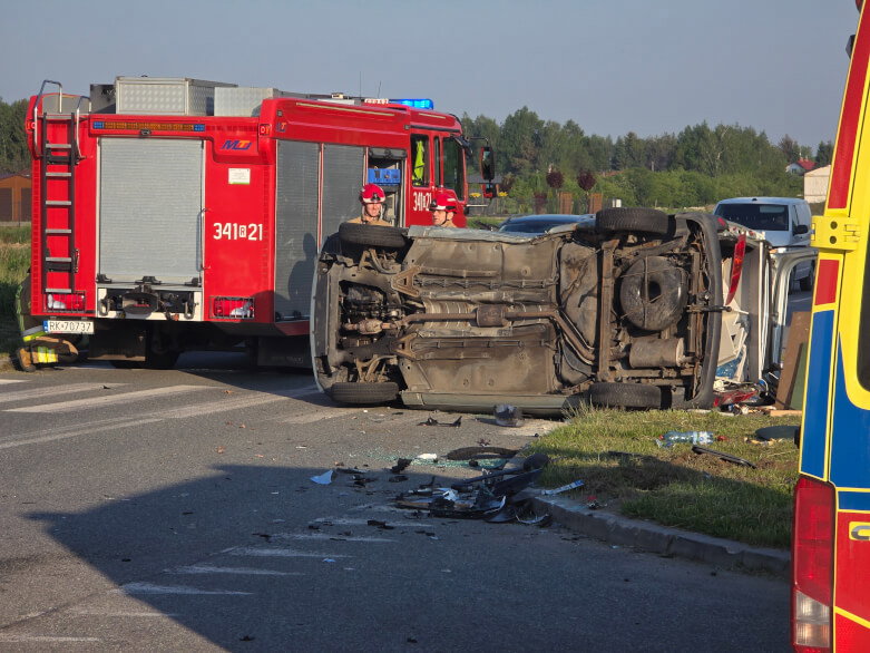 Wypadek na ulicy Lotników, jeden samochod na boku