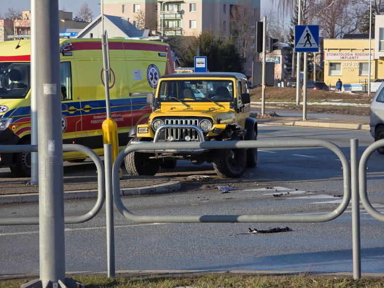 Zderzenie jeepa z nissanem